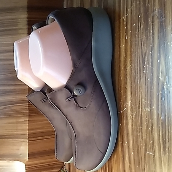 Clarks Unstructured 10 plum color slide on comfort shoes - Picture 3 of 8